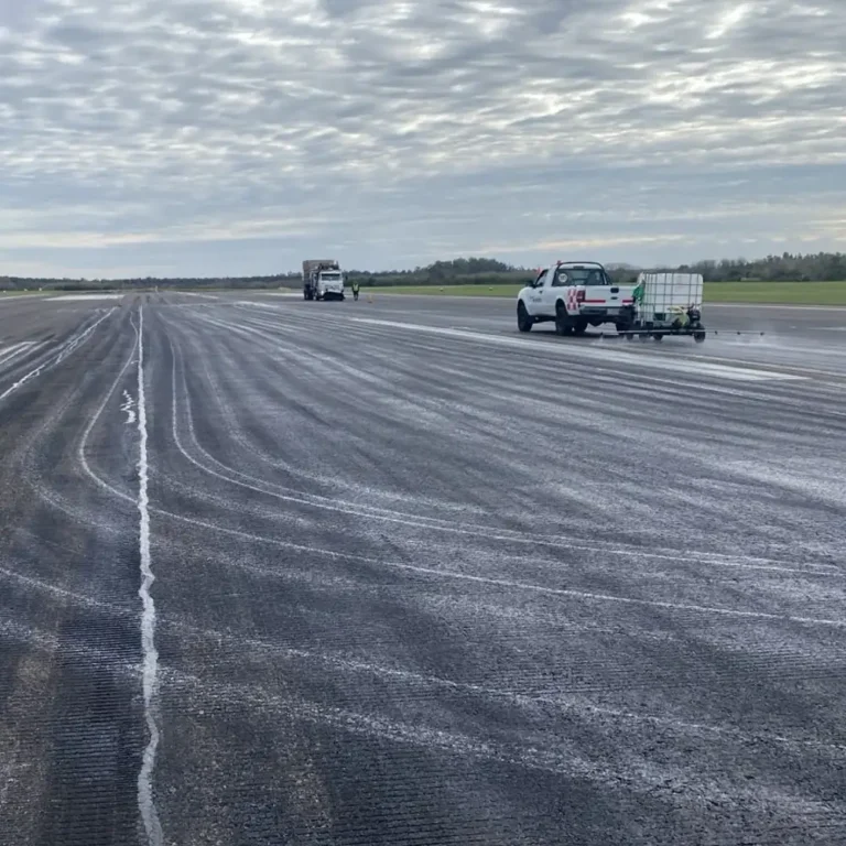 Descontaminación de pistas en el Aeropuerto Internacional de EZEIZA