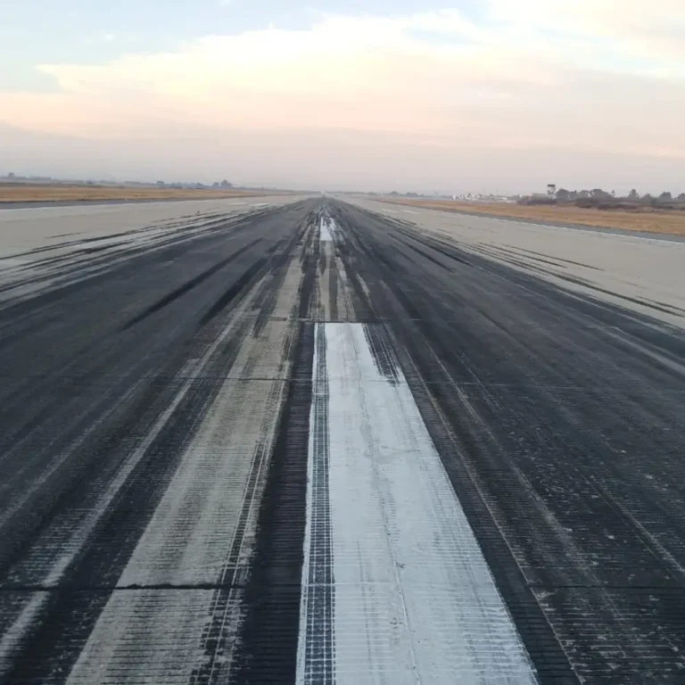 Trabajos de descontaminación de pistas en aeropuerto de Córdoba10