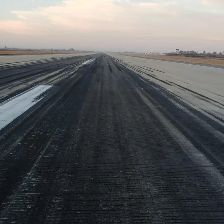 Trabajos de descontaminación de pistas en aeropuerto de Córdoba11