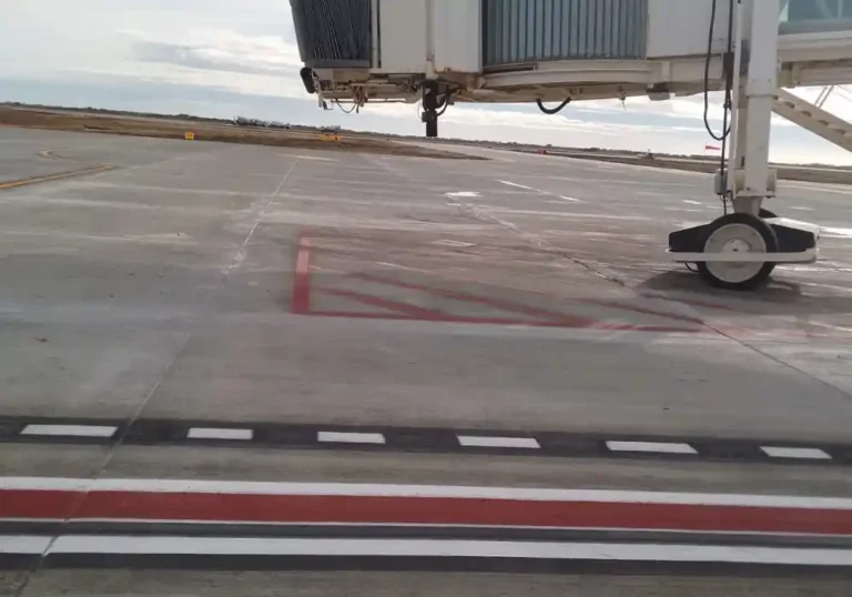 Demarcacion horizontal en el aeropuerto de Rio Grande7